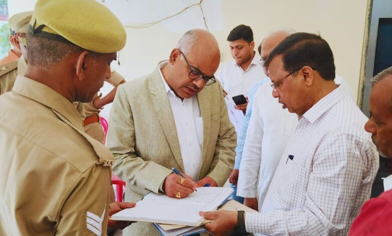 जिलाधिकारी जितेंद्र प्रताप सिंह द्वारा ईवीएम और वीवीपैट वेयरहाउस का त्रैमासिक निरीक्षण 3 dm 12