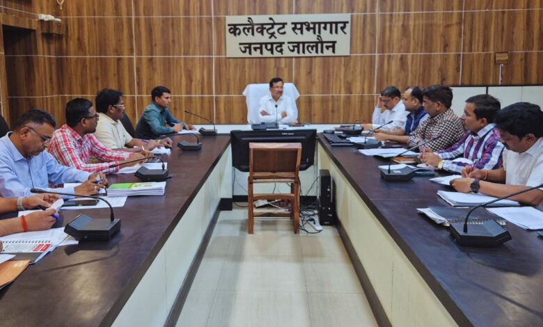 जालौन: धीमी प्रगति पर नाराजगी, लापरवाह अधिकारियों पर कार्रवाई की चेतावनी 3 dm 5