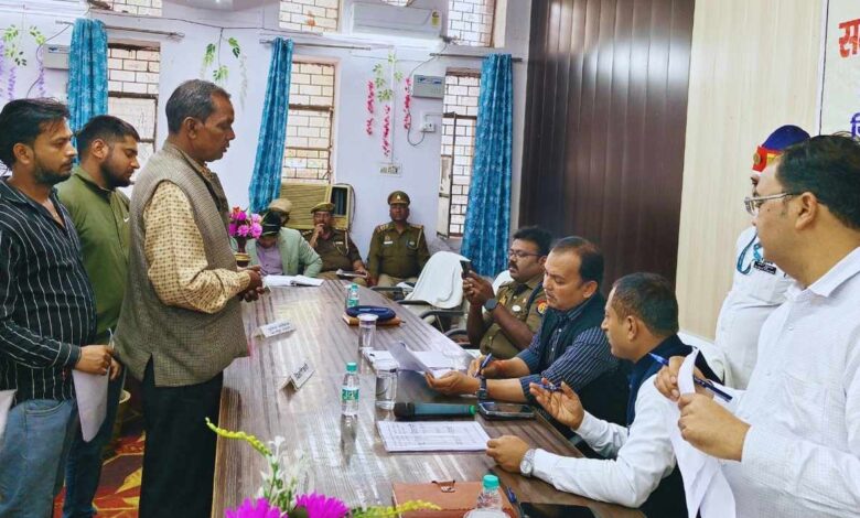 संपूर्ण समाधान दिवस: रसूलाबाद में जिलाधिकारी और पुलिस अधीक्षक बने जनता की आवाज, समस्याओं का त्वरित निस्तारण शुरू 3 dm