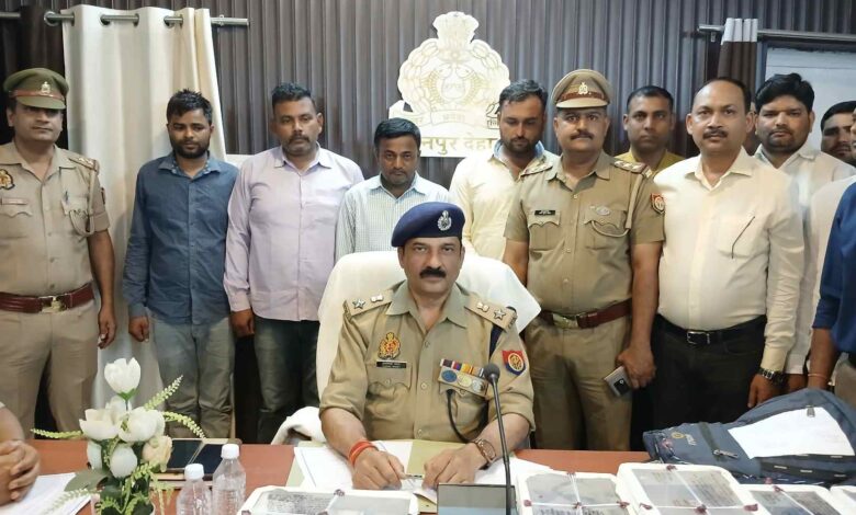 कानपुर देहात में फर्जी गोदरेज एग्रो फर्टिलाइजर कंपनी की फ्रेंचाइजी खोलने के नाम पर ठगी करने वाले गिरोह का भंडाफोड़ 1 IMG 20250426 203707