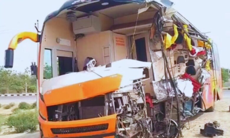 कानपुर देहात में खड़े ट्रक से टकराई बस, 09 यात्री घायल 3 bus