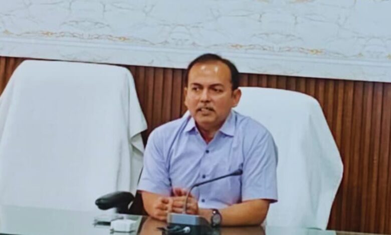 अधिकारी, व्यापारियों और उद्यमियों की समस्याओं का करें त्वरित निस्तारण : जिलाधिकारी 3 dm 5
