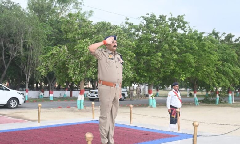 कानपुर देहात: एसपी अरविन्द मिश्र ने परखी पुलिस की तैयारी, रिजर्व पुलिस लाइन में ली परेड सलामी 1 FB IMG 1746768671278