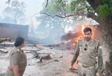 Photo of कानपुर देहात के प्रेमपुर में तेज आंधी में लगी आग से पांच घरों का लाखों का सामान जलकर राख 