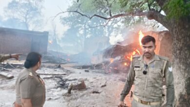 Photo of कानपुर देहात के प्रेमपुर में तेज आंधी में लगी आग से पांच घरों का लाखों का सामान जलकर राख 