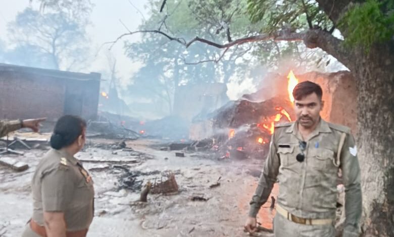 कानपुर देहात के प्रेमपुर में तेज आंधी में लगी आग से पांच घरों का लाखों का सामान जलकर राख 1 IMG 20250505 WA0025