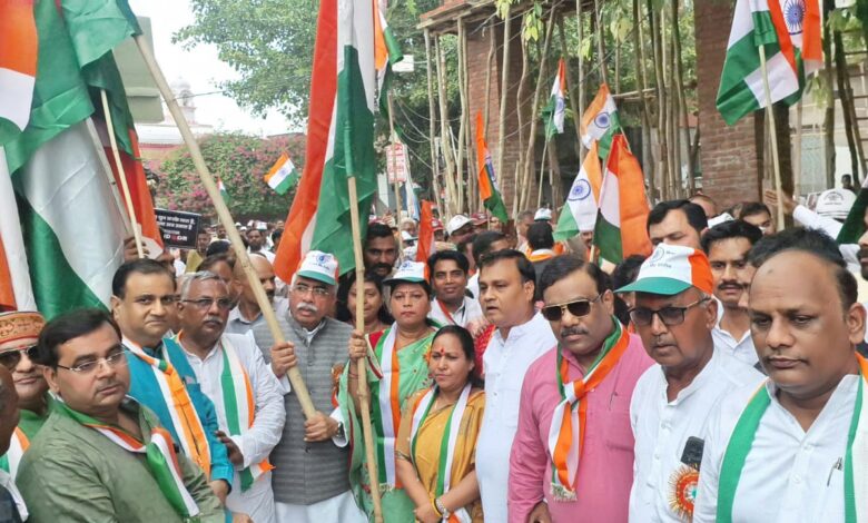 कानपुर देहात: देशभक्ति की लहर, 'भारत शौर्य तिरंगा यात्रा' से गूंजा आकाश, शहीदों को नमन 3 bh