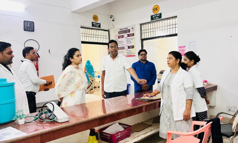 कानपुर देहात: सीडीओ लक्ष्मी एन० ने परखी अकबरपुर के आयुष चिकित्सालय की व्यवस्था, मरीजों से लिया फीडबैक 3 photo 10 1 1