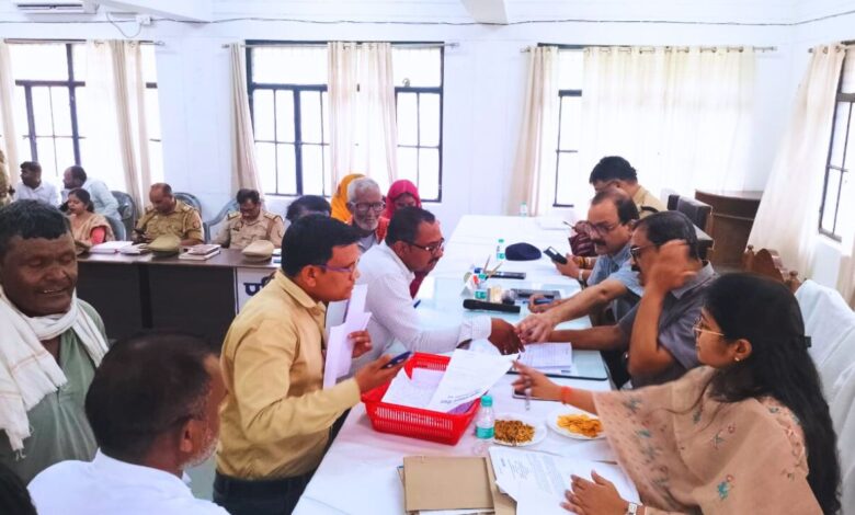 अपर जिलाधिकारी न्यायिक ने तहसील भोगनीपुर में सुनीं जनसमस्याएं,02 शिकायतों का किया गया निस्तारण 3 photo 18