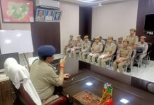 Photo of महिला सुरक्षा पुलिस की सर्वोच्च प्राथमिकता: एसपी अरविंद मिश्र ने महिला हेल्प डेस्क कर्मियों को दिया सफलता का मंत्र