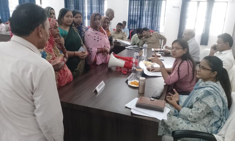 एडीएम फाइनेंस दुष्यंत कुमार मौर्य ने सिकंदरा तहसील में सुनीं जनसमस्याएं 1 photo 8