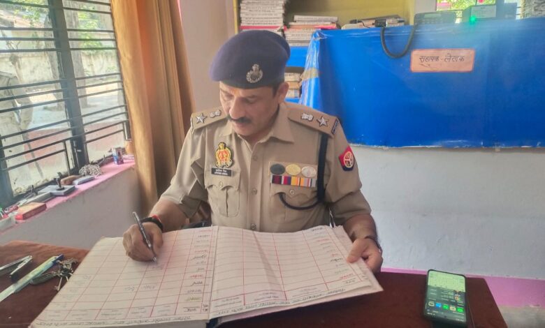 एसपी कानपुर देहात ने किया अमराहट थाने का औचक निरीक्षण: अभिलेखों और जनसुनवाई पर जोर 9 FB IMG 1749369318950