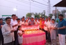 Photo of अहमदाबाद प्लेन दुर्घटना को लेकर मृतकों के प्रति व्यापारियों की ओर से श्रद्धांजलि सभा की गई आयोजित कैंडिल जलाकर रखा 2 मिनट का मौन