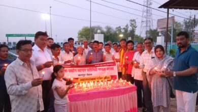 Photo of अहमदाबाद प्लेन दुर्घटना को लेकर मृतकों के प्रति व्यापारियों की ओर से श्रद्धांजलि सभा की गई आयोजित कैंडिल जलाकर रखा 2 मिनट का मौन