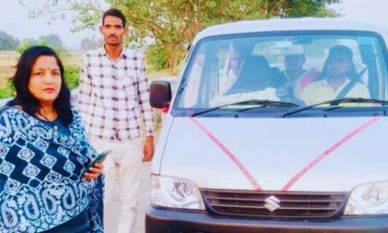 निजी वाहनों के खिलाफ यात्री एवं मालकर अधिकारी स्मिता वर्मा का सघन चेकिंग अभियान 3 SMITA