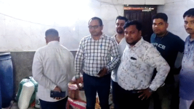 Photo of “मुन्ना समोसा” प्रतिष्ठान पर खाद्य सुरक्षा दल का छापा, स्वच्छता उल्लंघन पर बंद करने के निर्देश