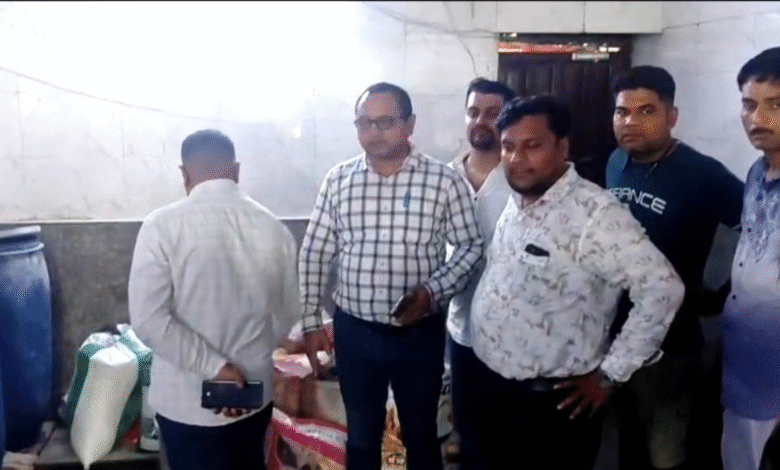 "मुन्ना समोसा" प्रतिष्ठान पर खाद्य सुरक्षा दल का छापा, स्वच्छता उल्लंघन पर बंद करने के निर्देश 1 Untitled design 29