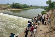 Photo of कानपुर देहात: सेंगुर नदी में नहाते समय दो दोस्त डूबे, लापता; गांव में पसरा सन्नाटा