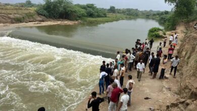 Photo of कानपुर देहात: सेंगुर नदी में नहाते समय दो दोस्त डूबे, लापता; गांव में पसरा सन्नाटा