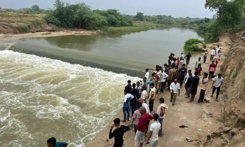 कानपुर देहात: सेंगुर नदी में नहाते समय दो दोस्त डूबे, लापता; गांव में पसरा सन्नाटा 3 WhatsApp Image 2025 06 22 at 16.14.12 fbf8b48f