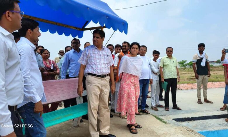 आयुक्त, ग्राम्य विकास विभाग/नोडल अधिकारी ने ग्राम बील्हापुर में चौपाल लगाकर ग्रामीणों की सुनी समस्याएं, निस्तारण हेतु संबंधित अधिकारियों को दिए निर्देश 1 am