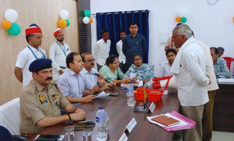 जिलाधिकारी ने संपूर्ण समाधान दिवस अंतर्गत तहसील सिकन्दरा में सुनी समस्याएं, दिये निर्देश 1 dm