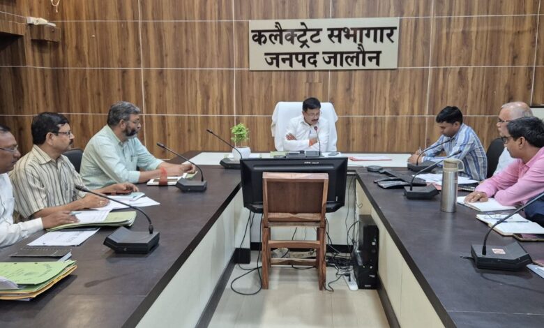 जालौन: राशन वितरण में पारदर्शिता और समयबद्धता के लिए DM का कड़ा रुख 3 dm orai