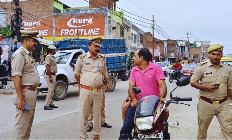 SP के निर्देश पर सख्त चेकिंग अभियान: हेलमेट और ट्रिपल राइडिंग पर पुलिस की पैनी नजर 3 phn
