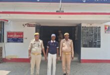 Photo of पॉक्सो एक्ट में वांछित अभियुक्त महेन्द्र प्रताप गिरफ्तार, मुख्य आरोपी पहले ही जा चुका है जेल
