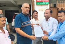 Photo of स्कूल मर्जिंग योजना के विरोध में यूटा ने विधायक को सौंपा ज्ञापन