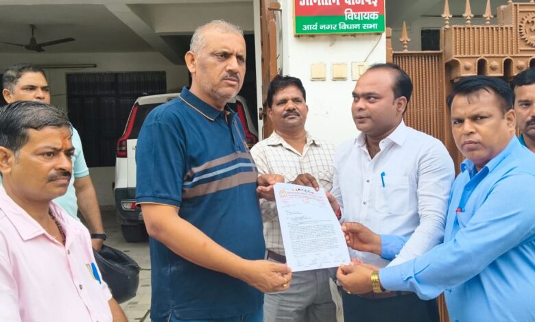 स्कूल मर्जिंग योजना के विरोध में यूटा ने विधायक को सौंपा ज्ञापन 3 photo 17
