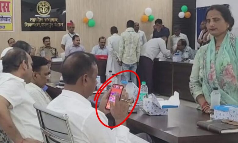संपूर्ण समाधान दिवस में डीआईओएस का गैरजिम्मेदाराना रवैया, मोबाइल पर गेम खेलते पकड़े गए 3 photo 32