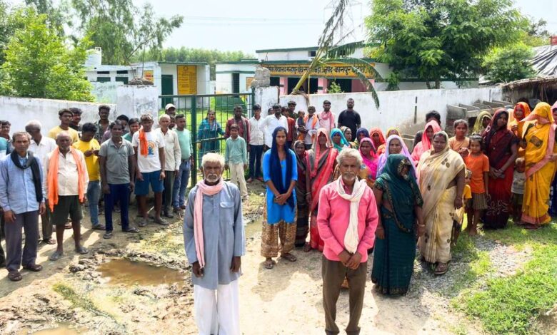 मर्जर के विरोध में ग्रामीणों का हंगामा, शिक्षिका को स्कूल में किया बंद 1 SR