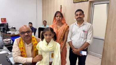 Photo of जिलाधिकारी की जनसेवा से अभिभूत कक्षा 2 की छात्रा, जनता दर्शन में भेंट किया “जय श्री राम” पटका