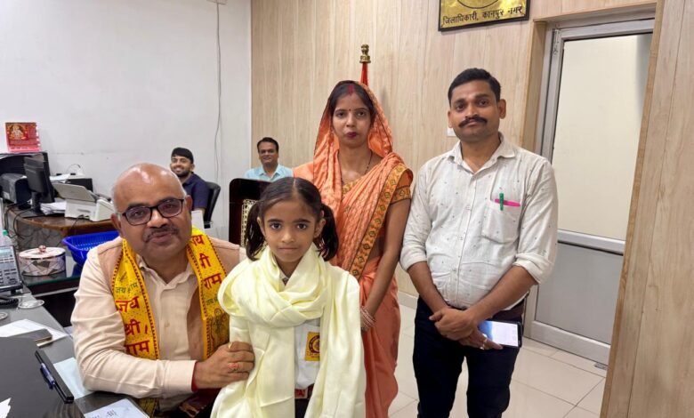 जिलाधिकारी की जनसेवा से अभिभूत कक्षा 2 की छात्रा, जनता दर्शन में भेंट किया "जय श्री राम" पटका 1 photo 26