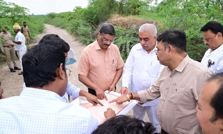 कानपुर देहात में औद्योगिक विकास को मिली रफ्तार: मंत्री राकेश सचान ने टेक्सटाइल मशीन पार्क की भूमि का किया निरीक्षण, हजारों नौकरियों की उम्मीद! 3 photo 3 1 2
