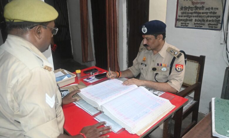 पुलिस अधीक्षक अरविन्द मिश्र ने थाना रुरा का आकस्मिक निरीक्षण किया, पैदल गश्त कर जनता को दिलाया सुरक्षा का भरोसा 1 FB IMG 1756318107445