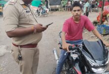 Photo of चौकी प्रभारी सिठमरा रजनीश कुमार वर्मा ने चलाया चेकिंग अभियान, वाहन चालकों में मची अफरा तफरी