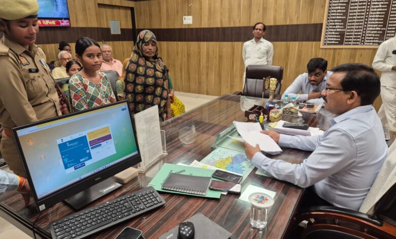 जालौन: जिलाधिकारी ने छात्रा की शिक्षा की जिम्मेदारी उठाई, जनता दर्शन में भावुक हुए डीएम 3 dm 11