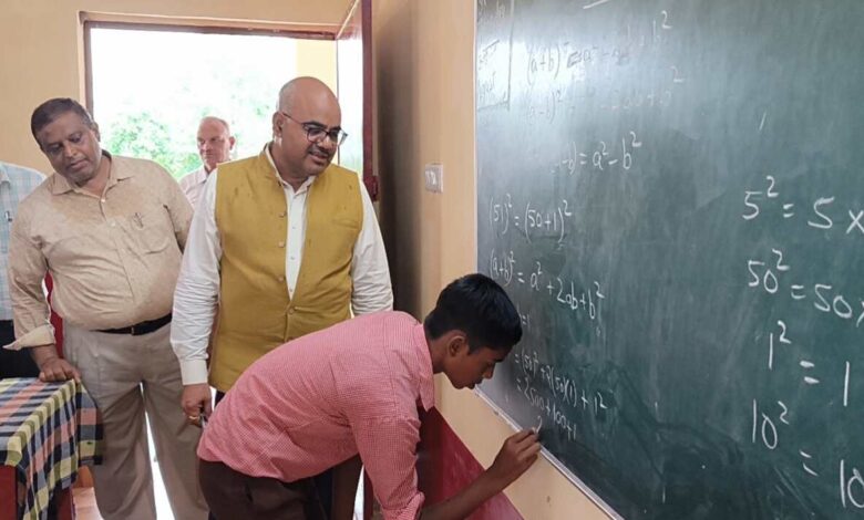 जिलाधिकारी ने उच्च प्राथमिक विद्यालय लोधवा खेड़ा का औचक निरीक्षण किया 1 dm 7