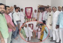 Photo of समाजवादी पार्टी के नेता नरेंद्र पाल सिंह मनु ने अपने पिता की पुण्यतिथि पर गरीबों को बांटी साड़ियां