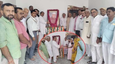 Photo of समाजवादी पार्टी के नेता नरेंद्र पाल सिंह मनु ने अपने पिता की पुण्यतिथि पर गरीबों को बांटी साड़ियां