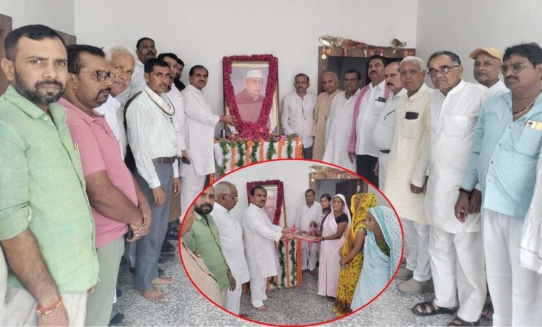 समाजवादी पार्टी के नेता नरेंद्र पाल सिंह मनु ने अपने पिता की पुण्यतिथि पर गरीबों को बांटी साड़ियां 3 manu
