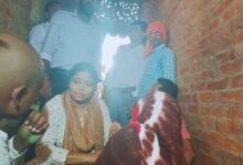 Photo of पुलिस को चकमा देकर पीड़ित परिवार के घर पहुंचीं सिराथू विधायक डॉ. पल्लवी पटेल