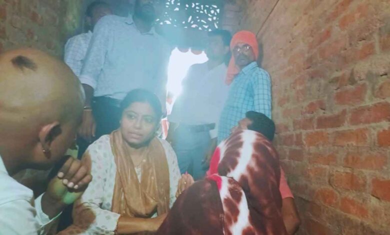 पुलिस को चकमा देकर पीड़ित परिवार के घर पहुंचीं सिराथू विधायक डॉ. पल्लवी पटेल 1 pallavi