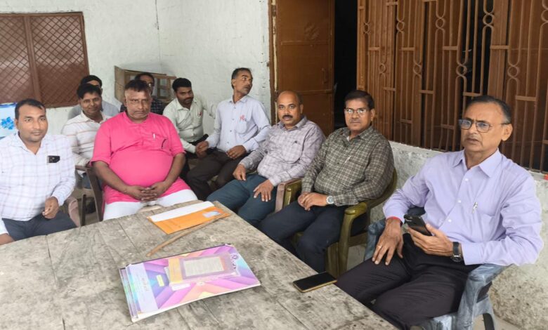 30 अगस्त के प्रस्तावित धरने की सफलता के लिए शिक्षक नेता वी के मिश्रा ने किया सम्पर्क 3 photo 10 1 2