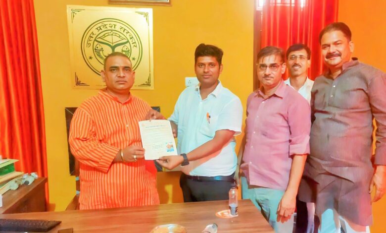 शैक्षिक महासंघ के पदाधिकारियों ने राज्य मंत्री और बीईओ से की भेंट 7 photo 13 1 1