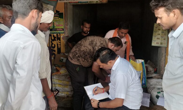 अवैध उर्वरक बिक्री पर कार्रवाई: एक लाइसेंस निरस्त, एक निलंबित 1 photo 17 1 2