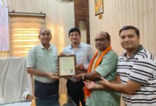 Photo of हमारा विद्यालय हमारा स्वाभिमान कार्यक्रम को लेकर शैक्षिक महासंघ ने बीएसए से की भेंट