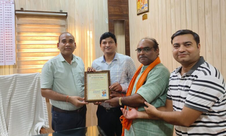 हमारा विद्यालय हमारा स्वाभिमान कार्यक्रम को लेकर शैक्षिक महासंघ ने बीएसए से की भेंट 1 photo 19 1 3